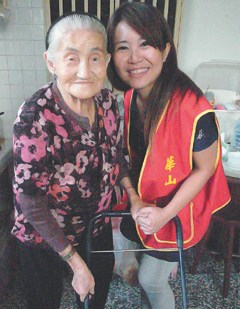 台湾美女公关换跑道 返乡投身公益服务老人(图)